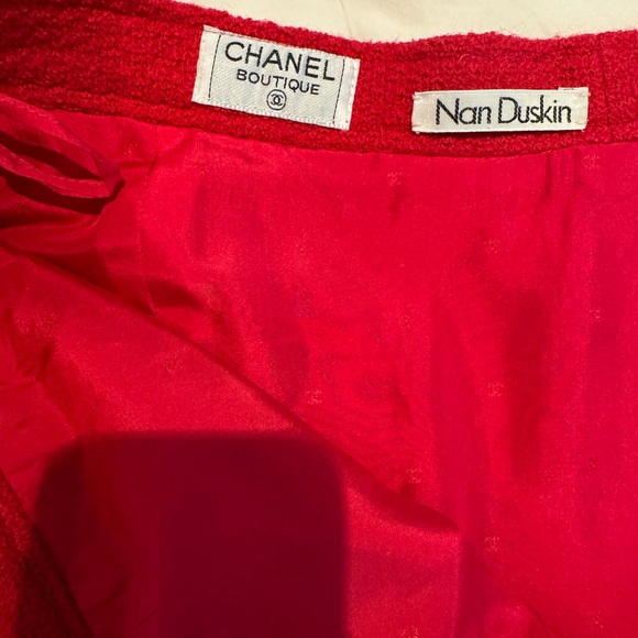 Sunning raspberry red Chanel tweed knee length skirt with CC lining - Picture 3 of 3